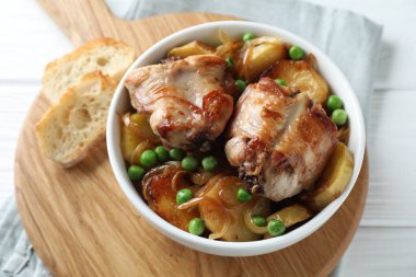 Lezzetli pişmiş tavşanlı, beyaz ahşap masada sebzeli, yakın plan.