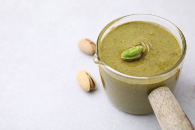 Lezzetli fıstıklı krema ve fındıklı beyaz masa, yakın plan. Metin için boşluk