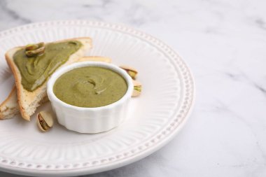 Fıstıklı krema, fındıklı ve tostlu beyaz mermer masa, yakın plan. Metin için boşluk