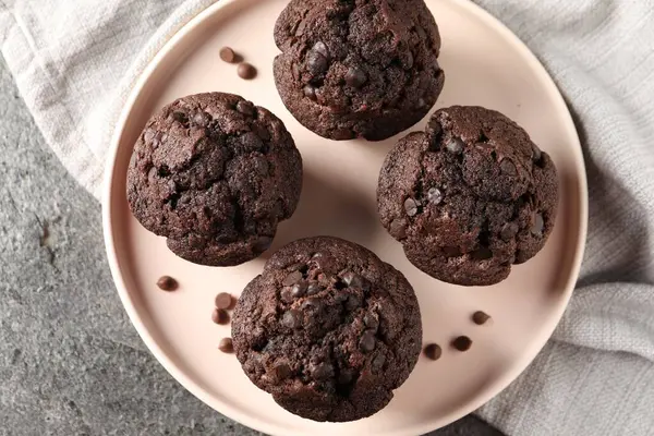 Köstliche Schokoladenmuffins Auf Grauem Strukturiertem Tisch Draufsicht — Stockfoto