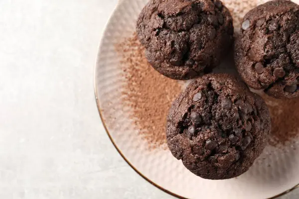 Köstliche Schokoladenmuffins Und Kakaopulver Auf Hellgrauem Tisch Draufsicht Raum Für — Stockfoto