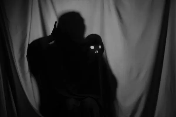 Silhouette Fantôme Effrayant Avec Crâne Derrière Tissu Gris — Photo