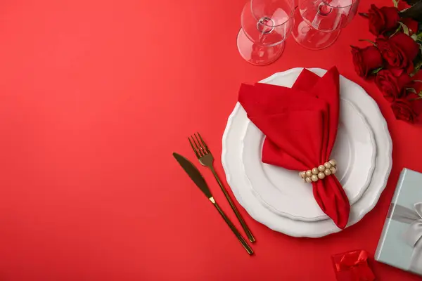 Set Mit Geschenkboxen Und Rosenstrauß Für Ein Romantisches Abendessen Auf — Stockfoto