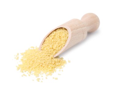 Beyaz üzerine çiğ kuskus kepçesi.