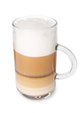 Beyaz üzerine izole edilmiş cam bardakta romatik latte macchiato.