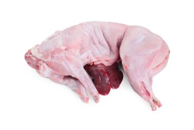 Tüm çiğ tavşan leşi ve karaciğer beyaza izole edilmiş.