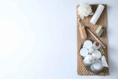 Banyo aksesuarları. Beyaz arkaplan üzerinde kişisel bakım ürünleri ile düz konum, metin için boşluk