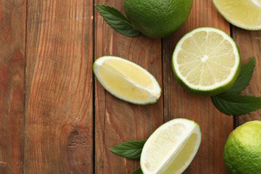 Düz kompozisyon, taze limon ve ahşap masa yaprakları. Metin için boşluk