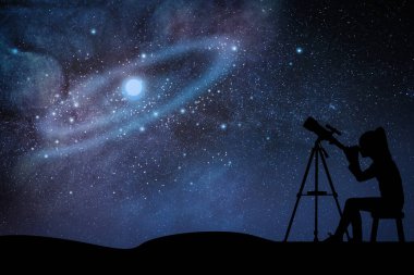 Astronomi. Yıldızlı gecede teleskopla dışarıyı izleyen küçük kız.