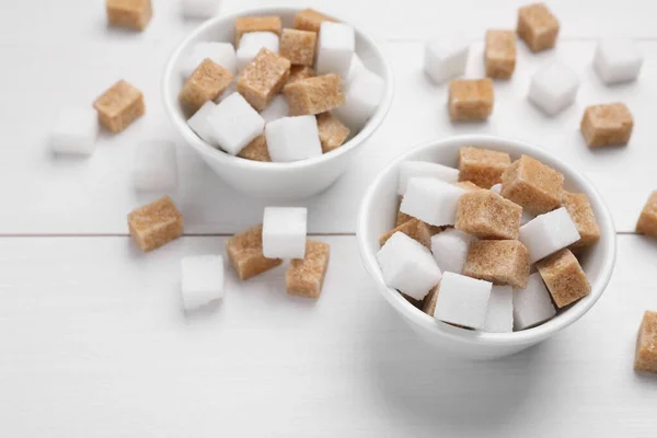 Různé Kostky Cukru Miskách Bílém Dřevěném Stole Nad Výhledem — Stock fotografie