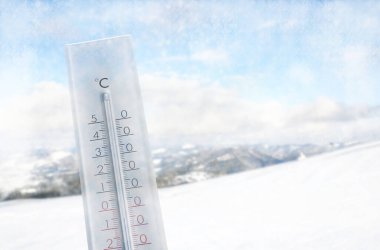 Termometre, kış günü hava sıcaklığının sıfırın altında olduğunu gösteriyor.