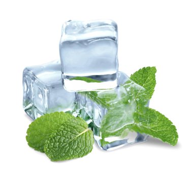 Beyaz üzerine izole edilmiş yeşil nane ve buz küpleri