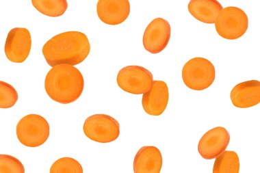 Beyaz arkaplana düşen taze havuç dilimleri