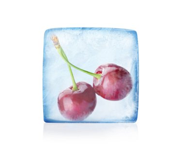 Donmuş yiyecekler. Buz küpündeki çiğ kirazlar beyaza izole edilmiş.