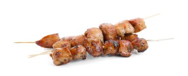 Lezzetli taze şiş kebaplar beyaz üzerine izole edilmiş.