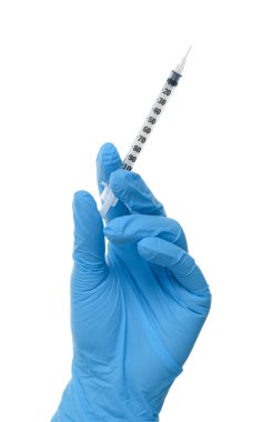 Beyaz arka planda tıbbi şırınga tutan doktor, yakın plan.