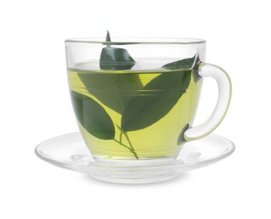 Taze yeşil çay fincanda, yapraklar ve çay tabağı beyazda izole.