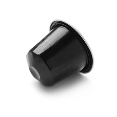 Bir plastik kahve kapsülü beyaza izole edilmiş.