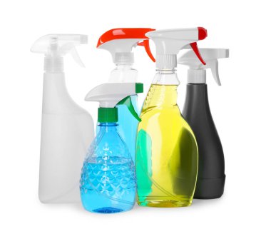 Beyaza izole edilmiş sıvı içeren birçok plastik sprey şişesi.