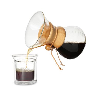 Kimyasal kahve makinesinden beyaz bardağa kahve dökülüyor.