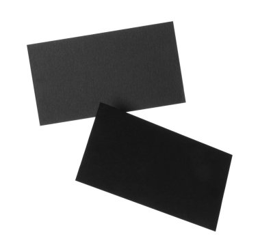 Beyaza izole edilmiş boş siyah kartvizitler. Tasarım için model