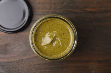 Ahşap masada kavanozda fıstıklı krema.