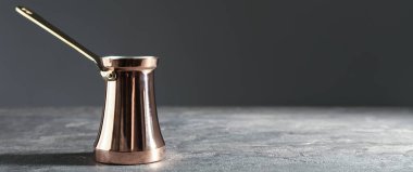 Türk kahvesi. Gri masada hapis. Metin için alanı olan pankart tasarımı