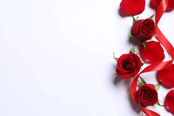Rosas Vermelhas Bonitas Pétalas Fita Fundo Branco Vista Superior Espaço — Fotografia de Stock