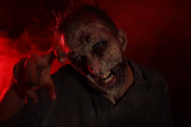 Karanlık arka planda korkunç bir zombi. Cadılar Bayramı canavarı