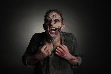 Karanlık arka planda korkunç bir zombi. Cadılar Bayramı canavarı
