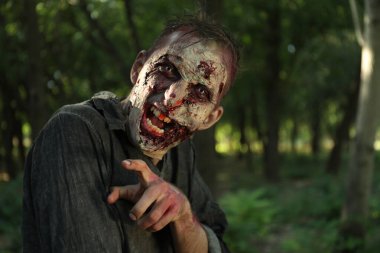 Dışarısı kanlı korkunç bir zombi. Cadılar Bayramı canavarı