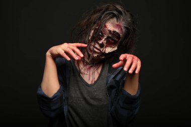 Karanlık arka planda korkunç bir zombi. Cadılar Bayramı canavarı