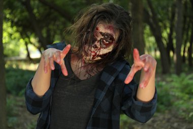 Dışarısı kanlı korkunç bir zombi. Cadılar Bayramı canavarı