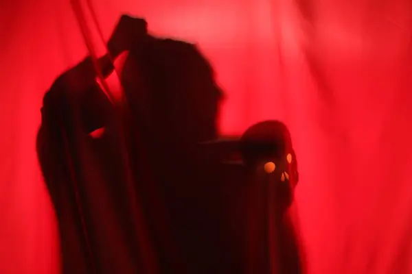Silhouette Fantôme Effrayant Avec Crâne Derrière Tissu Rouge Espace Pour — Photo