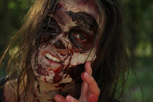Zombie Effrayant Avec Visage Ensanglanté Extérieur Gros Plan Monstre Halloween — Photo