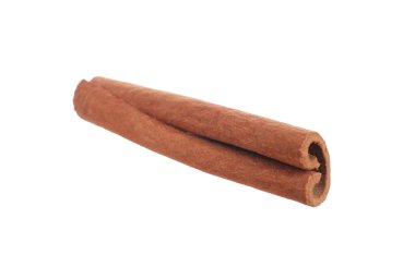 Kuru aromatik tarçın çubuğu beyaza izole edilmiş.