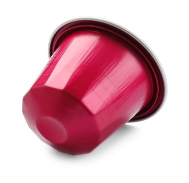 Bir plastik kahve kapsülü beyaza izole edilmiş.