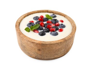 Bir kase leziz yaban mersinli irmik pudingi, nar ve naneli beyaz üzerine izole edilmiş nane.