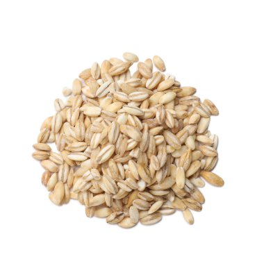 Ham inci arpa yığını, beyaz manzarada izole edilmiş.