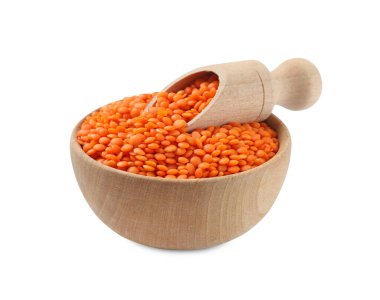 Çiğ kırmızı mercimek ve kepçeyle beyaz kapta izole edilmiş