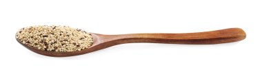 Kaşık içindeki çiğ kinoa tohumları beyaza izole edilmiş.