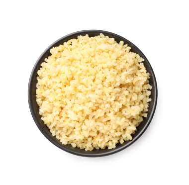 Tabaktaki leziz bulgur beyaza izole edilmiş, üst manzara