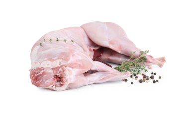 Tam çiğ tavşan, ciğer ve baharatlar beyaza izole edilmiş.