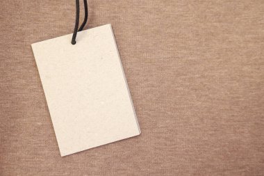 Kahverengi giysili karton etiket, üst manzara. Metin için boşluk