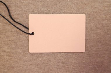 Kahverengi elbisedeki karton etiketler, üst manzara. Metin için boşluk