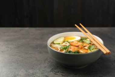 Gri masada karides ve çubuk ile nefis ramen, mesaj için yer. Erişte çorbası.
