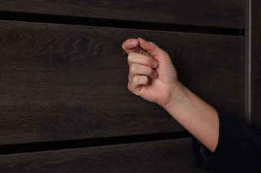 Koleksiyoncu kapıyı içeriden çalıyor, yakın plan. Metin için boşluk