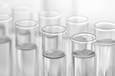 Laboratuvar analizi. Bulanık arkaplanda birçok cam test tüpü, yakın plan