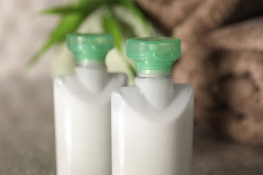 Masada mini kozmetik ürünleri var, yakın plan.