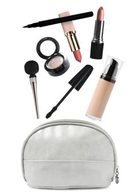 Kozmetik çanta ve düşen makyaj ürünleri beyaz arka planda